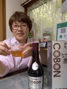 酵素ドリンクコーボン　マーベルを飲んでいる女性